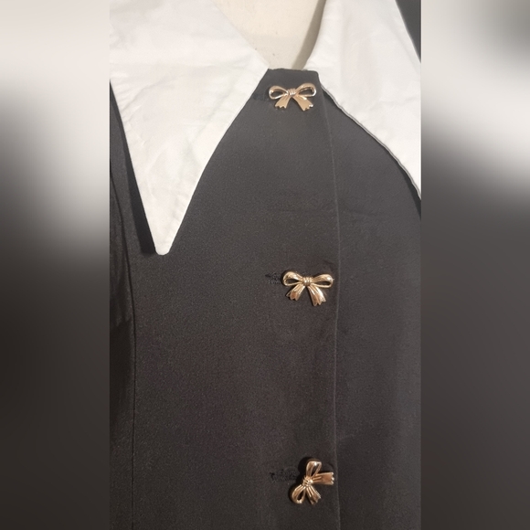 Super cute black dress with metal bow buttons - Picture 3 of 4